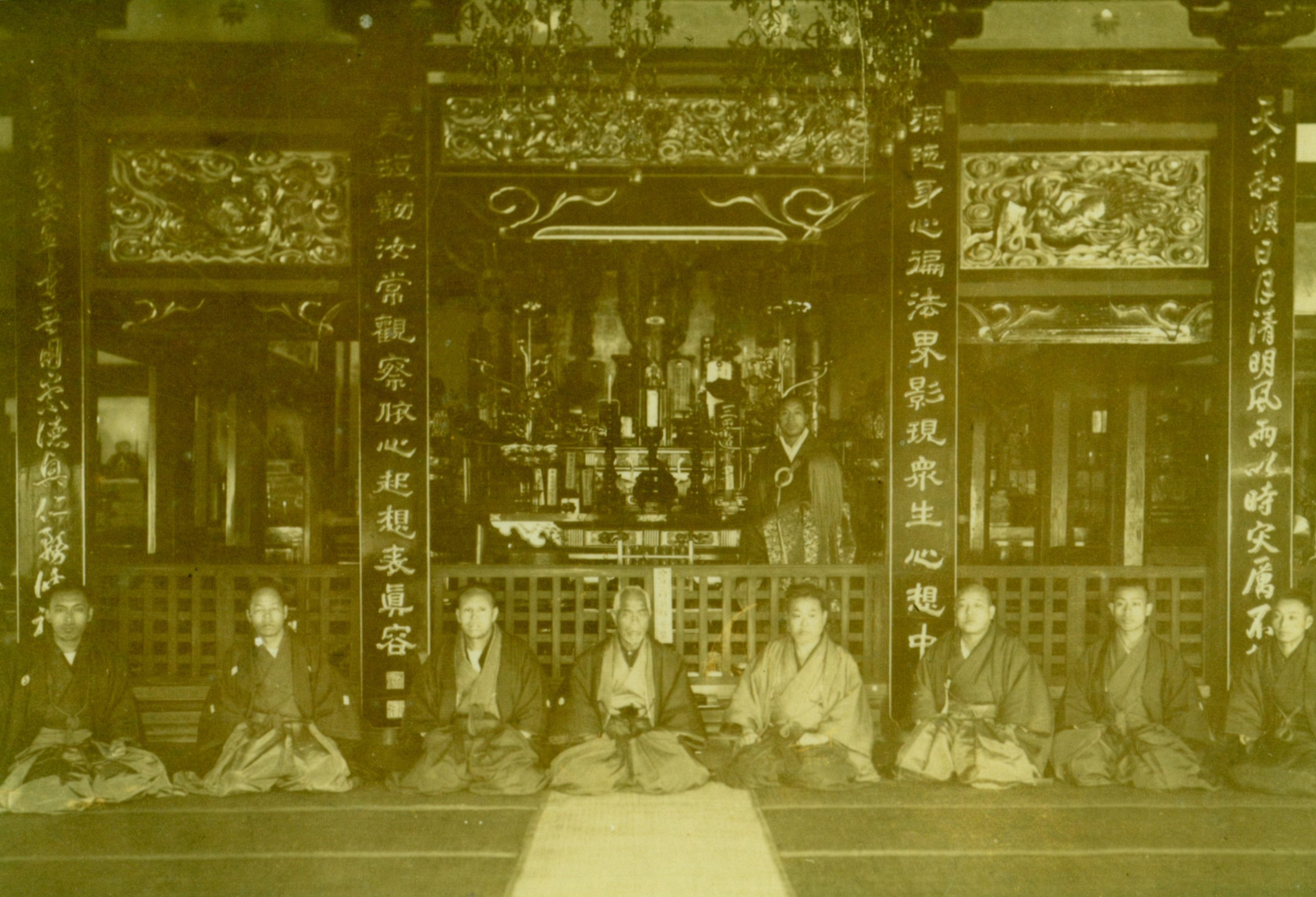 江戸時代の清見寺本堂内陣の様子です。前列に総代、後ろが第14世台麟。